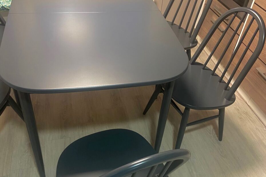 Kunnostettu pöytäryhmä