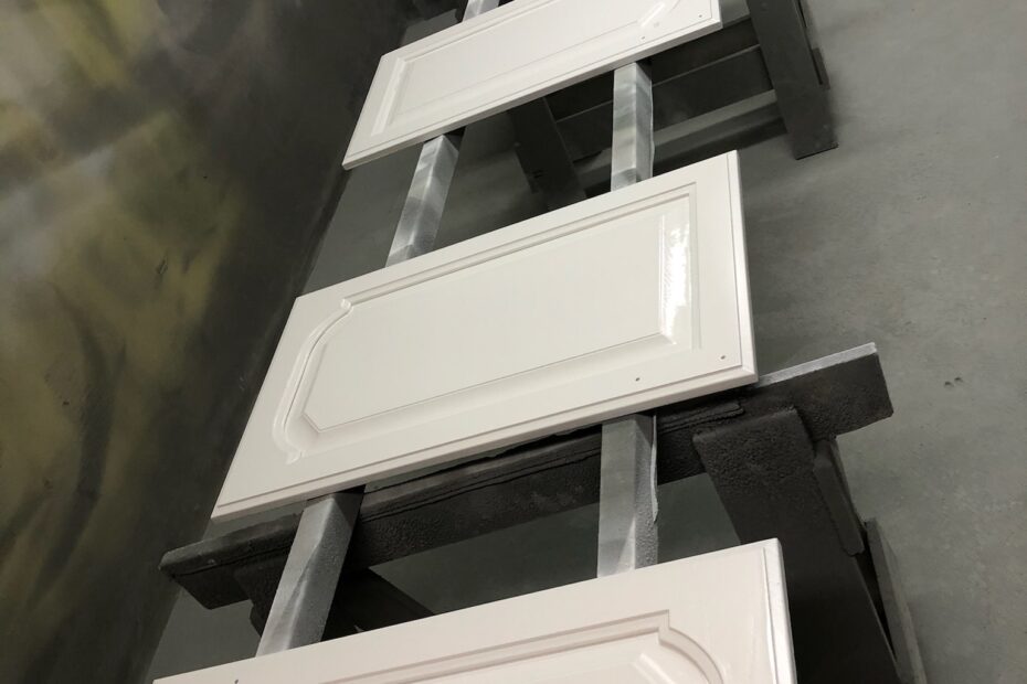 Maalatut keittiökaapin ovet