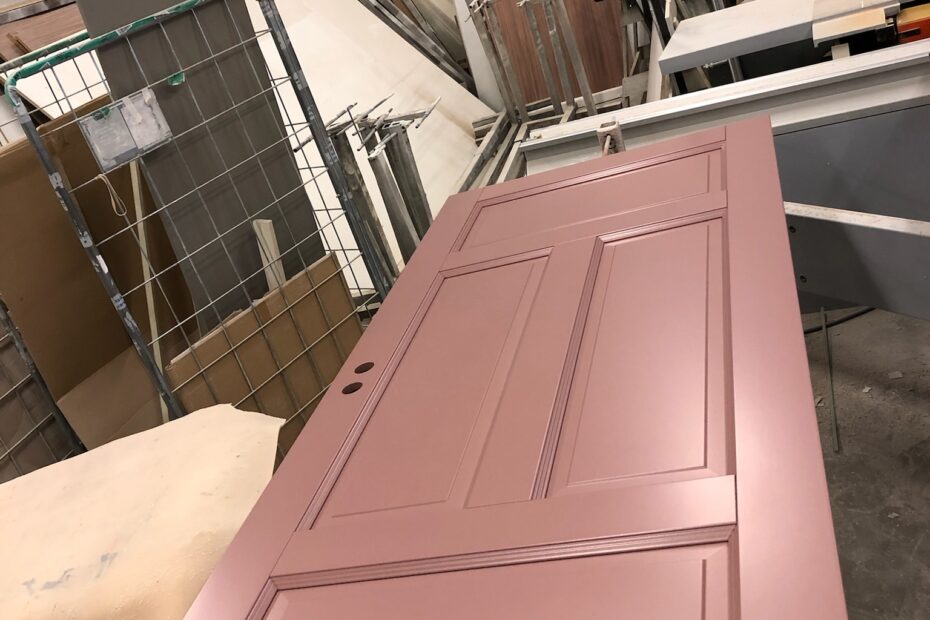 Marjapuuron värinen ovi